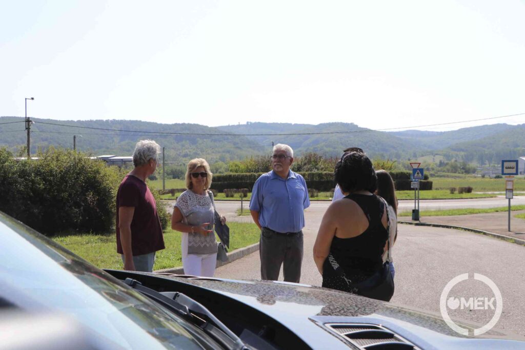 A projekt résztvevői beszélgetnek a helyszínen.