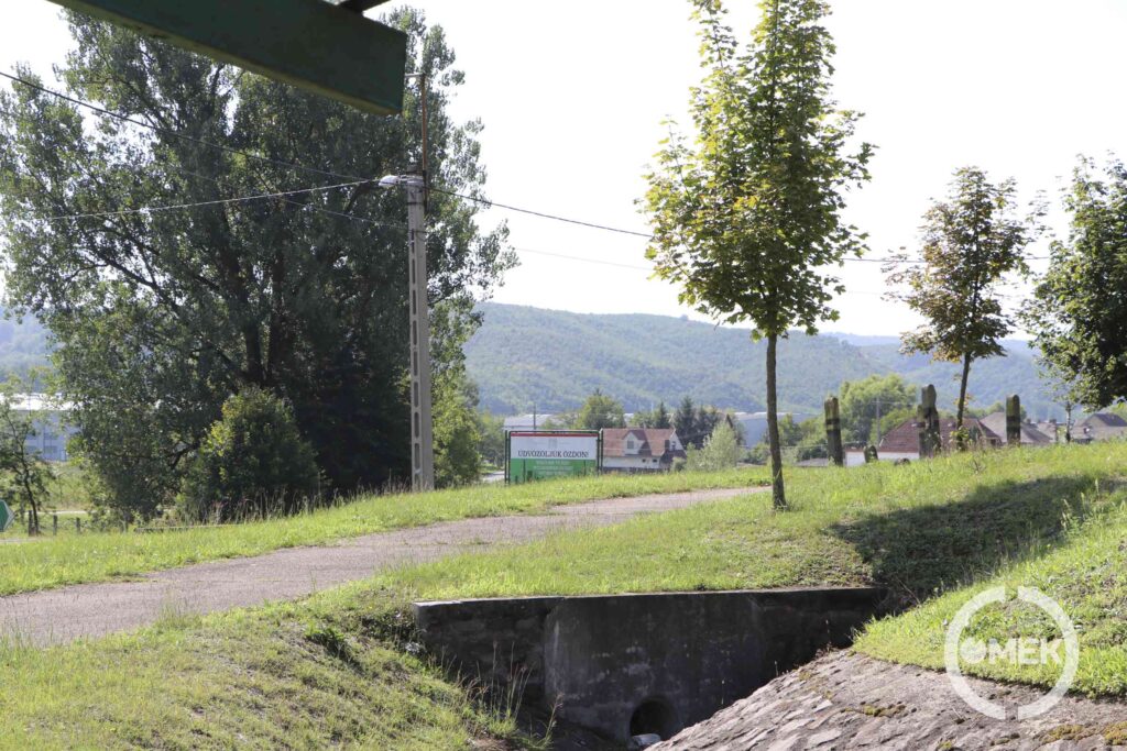 A város egyik bejárata mellett kap helyet a kamionparkoló.