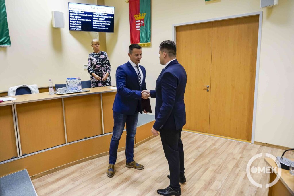 Az esküt követően kézfogás Janiczak Dávid polgármesterrel.
