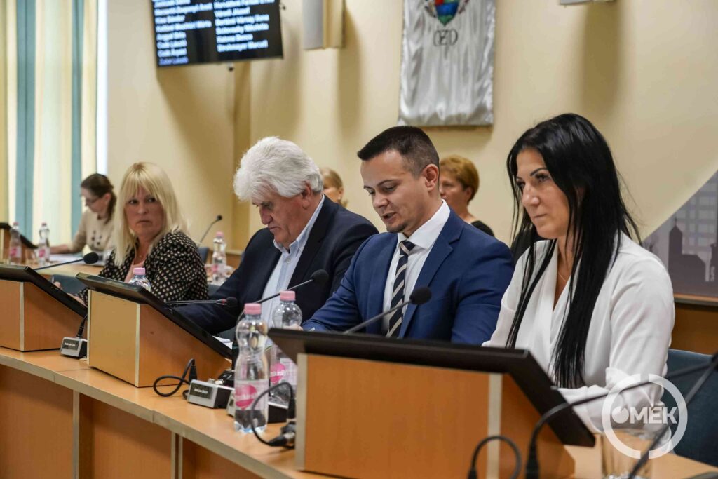 Az ülés vezetői. Dr. Almási Csaba jegyző, Janiczak Dávid polgármester, Marosréti-Zsuponyó Anett alpolgármester.