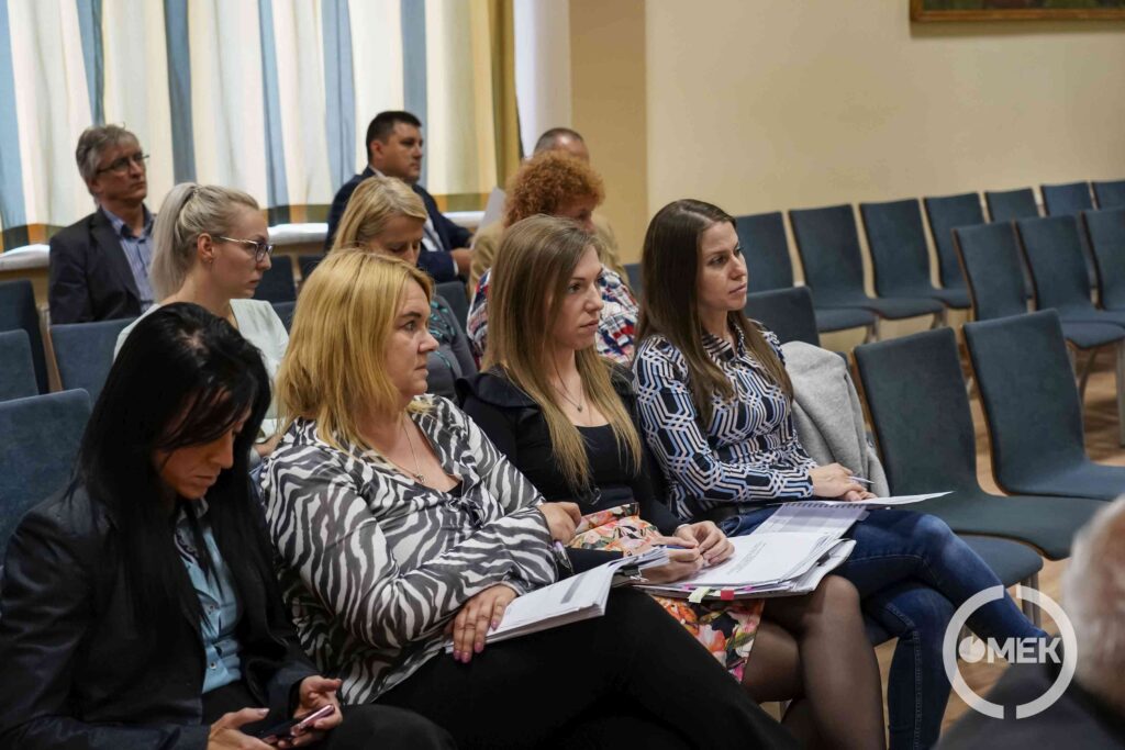 Az ülésre meghívottak foglaltak helyet a hátsó székeken.