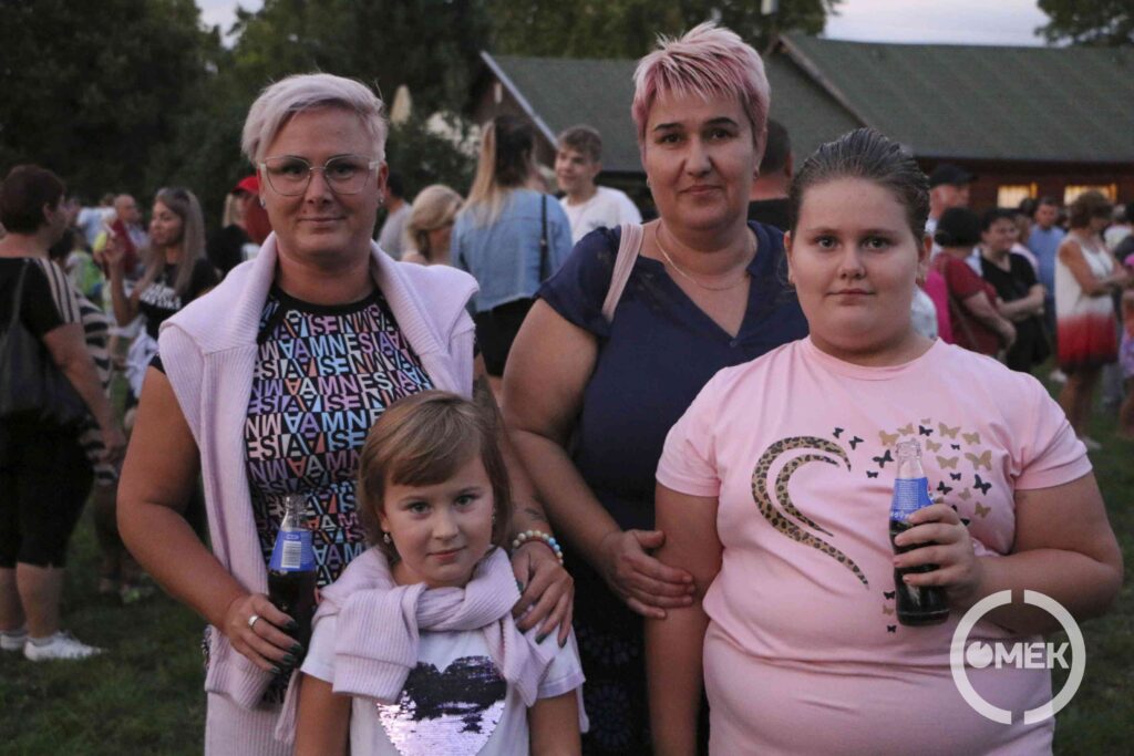 Barátnők a vigadalmon.