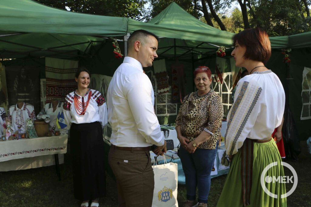 Beszélgetés a kézműves faluban.