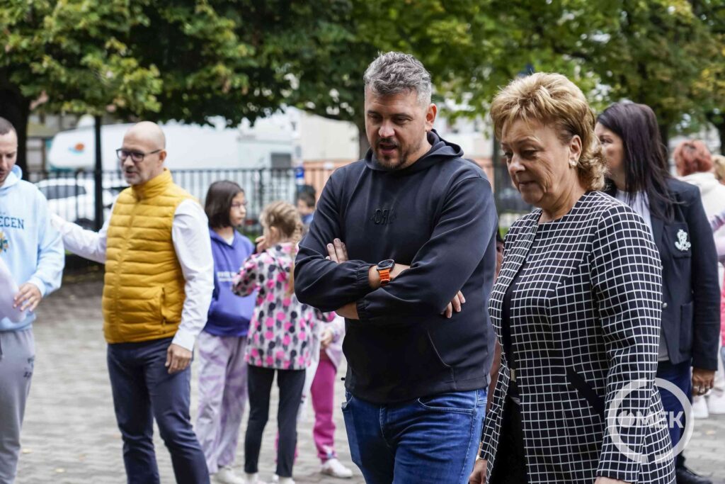 Galkóné Szabó Mária igazgató és Cseh László olimpikon.