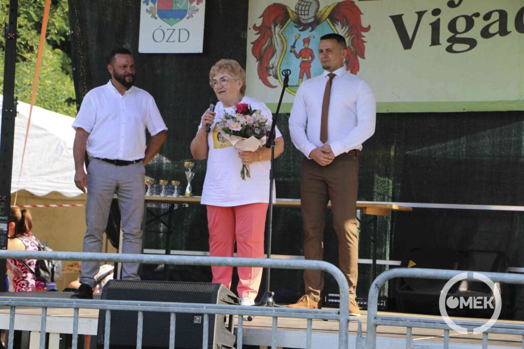 Heltovics Miklósné virágcsokrot kapott eddigi, szervezési munkájáért.