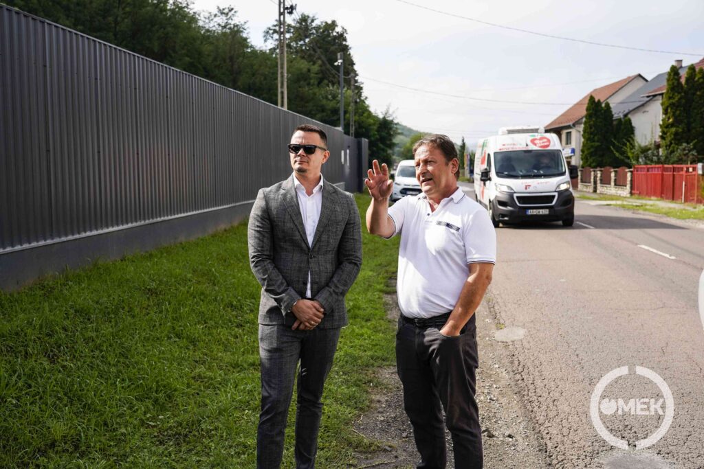 Janiczak Dávid polgármester és Csépányi Róbert a terület képviselője nézik a sebességmérőt.