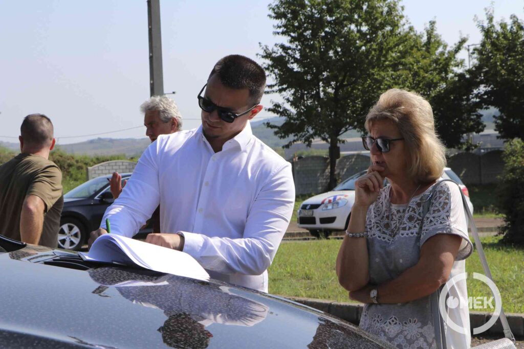 Janiczak Dávid polgármester is aláírja a dokumentumokat.