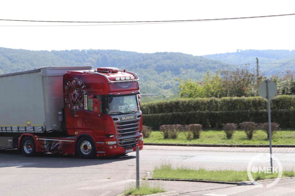 Kamion halad el a körforgalomban.