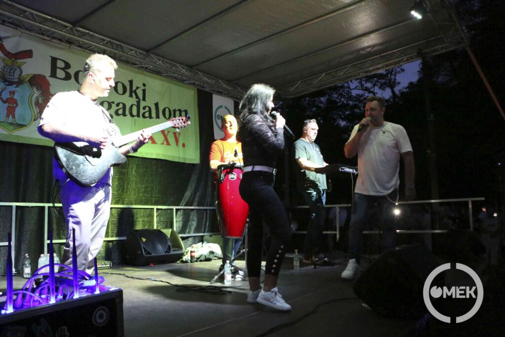 Kefír énekel egy rajongóval.