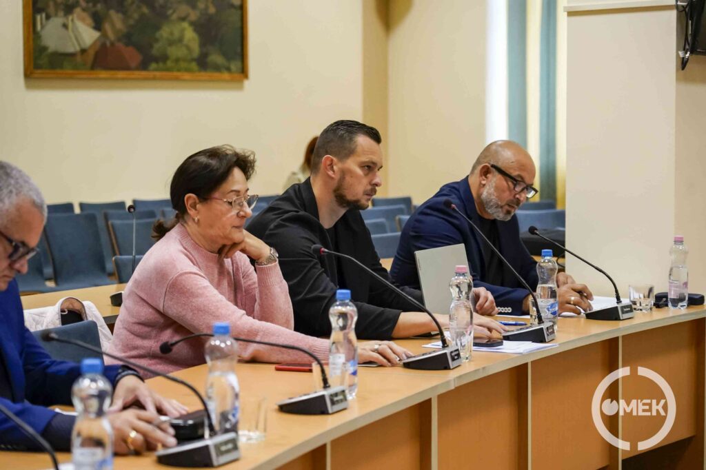 Kellóné Mezőtúri Márta, Csák László és Kiss Sándor önkormányzati képviselők szavaznak.
