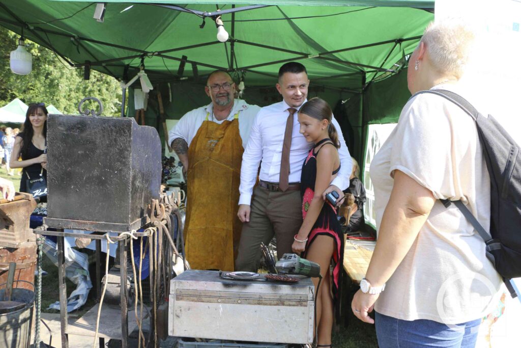 Kézfogás egy régi baráttal.