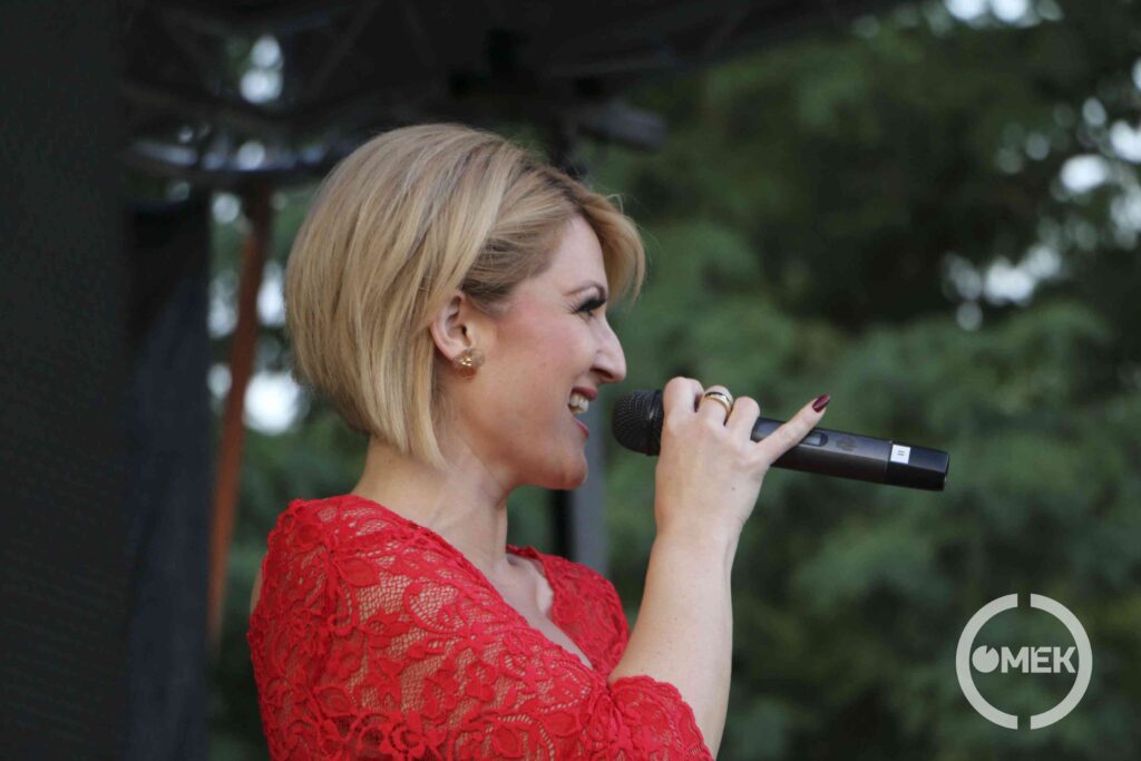 Kiss Alexandra énekes operettet dalokat ad elő.