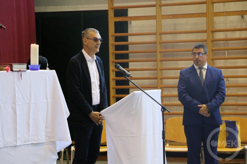 Marton Zsolt a Neutrik Hungary Kft. ügyvezetője, okostáblát ajándékozott az iskolának.