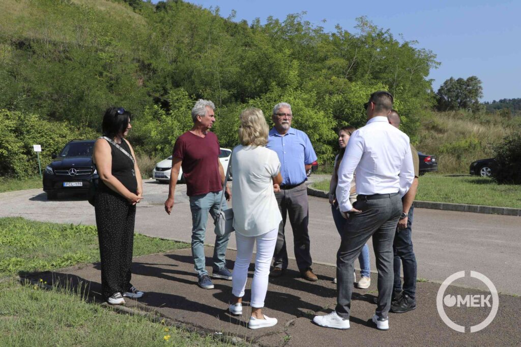 Megbeszélést tartanak a projekt felelősei a helyszínen.