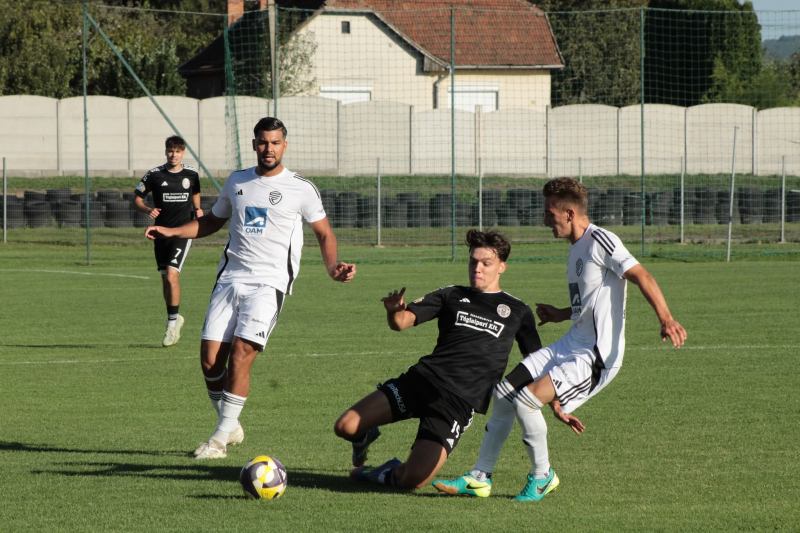 Szerelni próbál a Putnok FC játékosa.