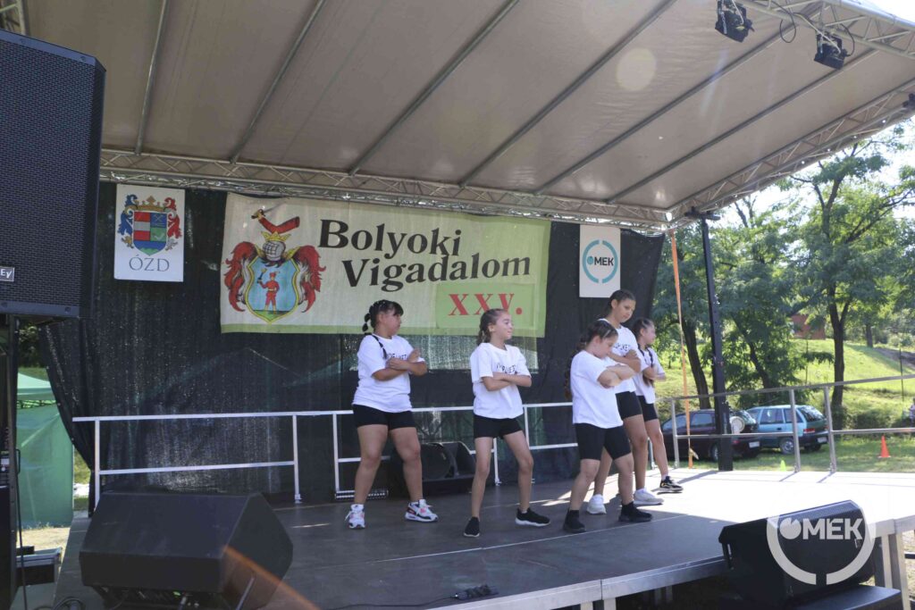 Színpadi fellépők.