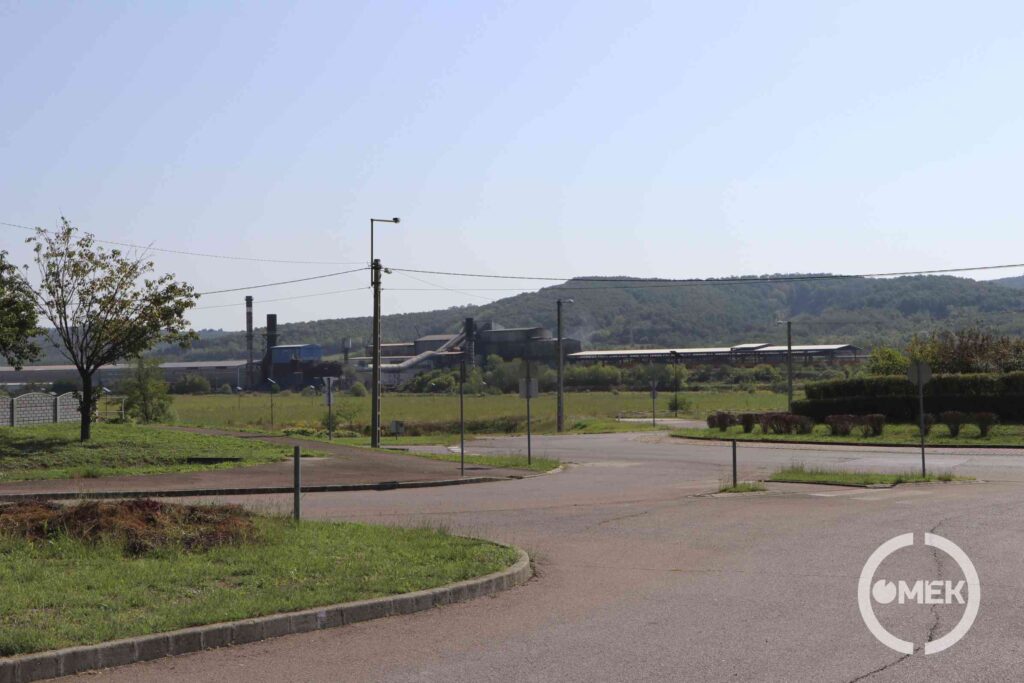 Táblában a körforgalom melletti területen kerül kialakításra a komplex létesítmény.