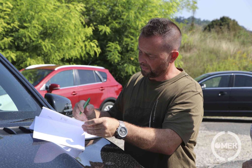 Tóth-Pintér Krisztián aláír egy dokumentumot.