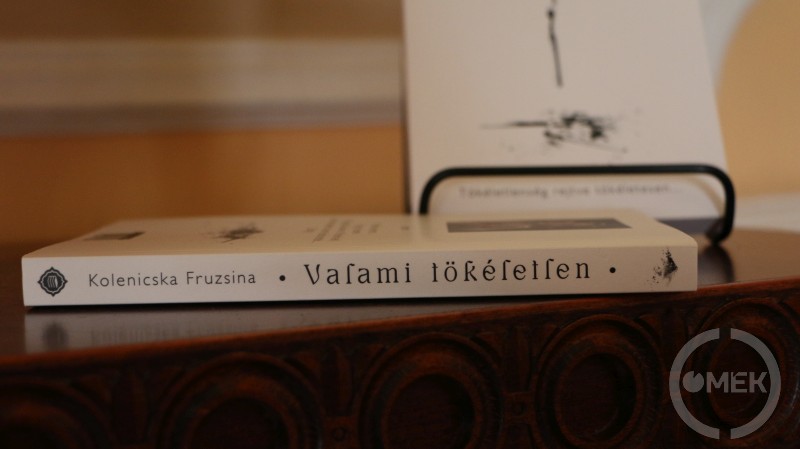 Valami tökéletlen című verseskötet.