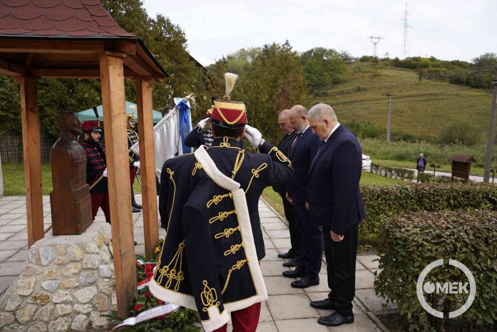 A Magyar Szocialista Párt képviselői is fejet hajtottak.