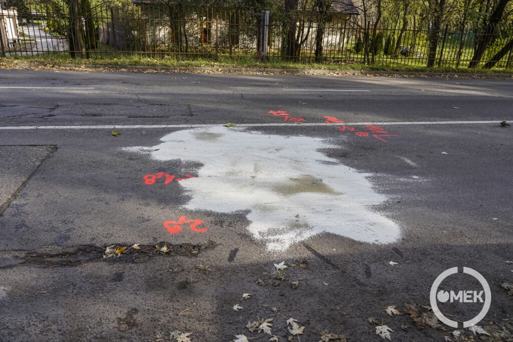 A baleset nyomai jól láthatóak az úton.