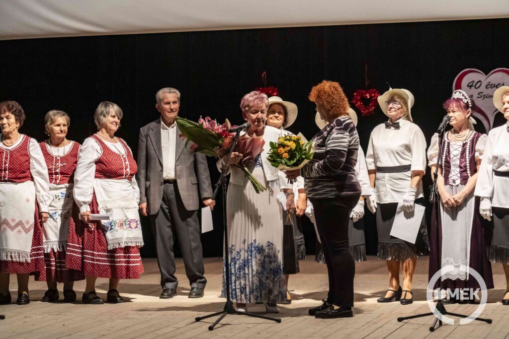 A csoport vezetője vette át a virágcsokrot a csoport nevében.