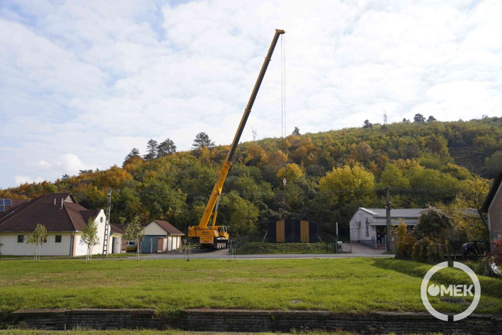 A falu városrészben tegnap egy nagy daruval végezték a munkát.