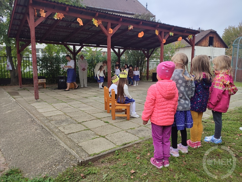 A gyerekek nézik a műsort.