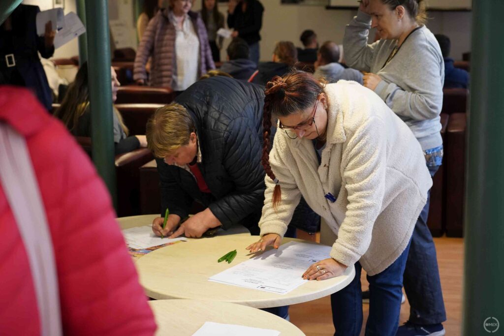 A jelenléti ívet írják alá az érintettek.