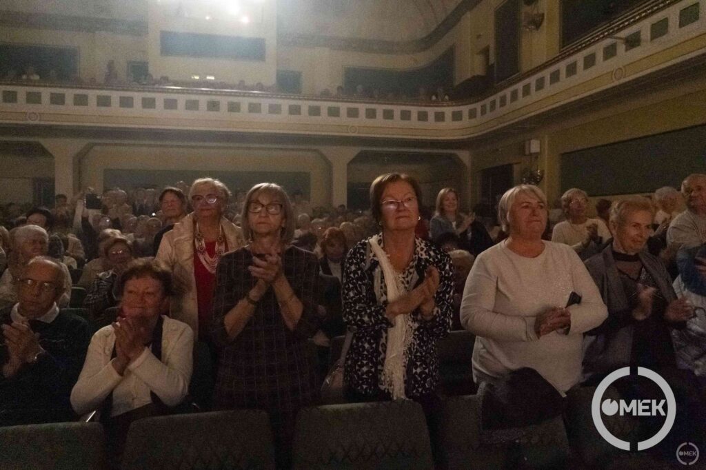 A közönség az előadás végén állva tapsolt.