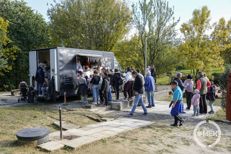 A megnyitó alkalmából büfékocsi is várta a látogatókat.
