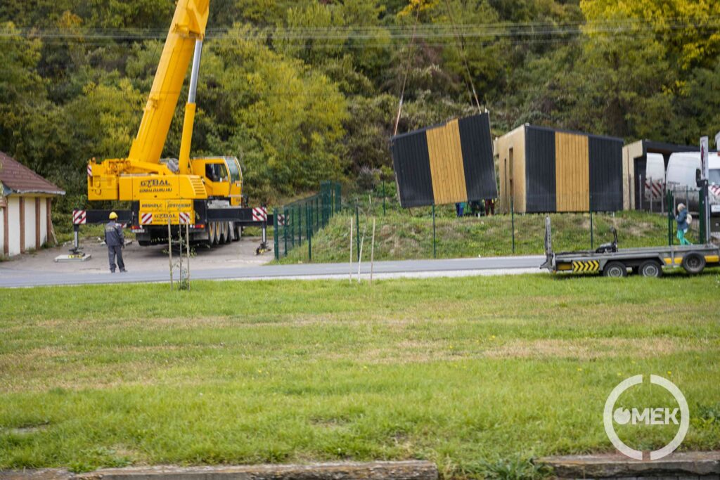 A négy részből álló építményt sorban bontották le a szakemberek.