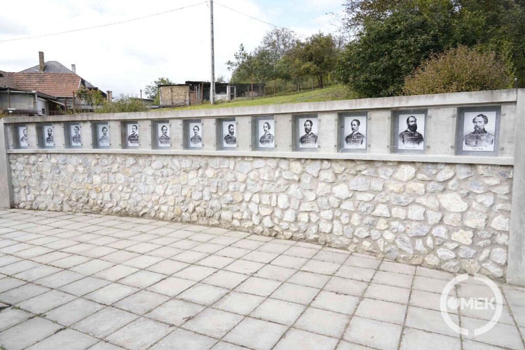 A tizenhármak fala Szennán.