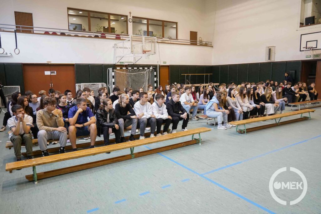 A tornateremben gyűltek össze a diákok.