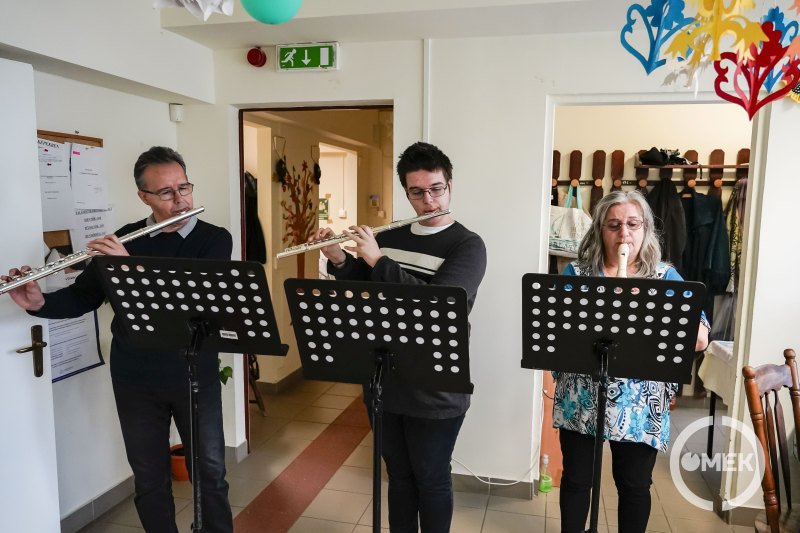 A zeneiskola tanárai és növendékei is zenéltek az időseknek.