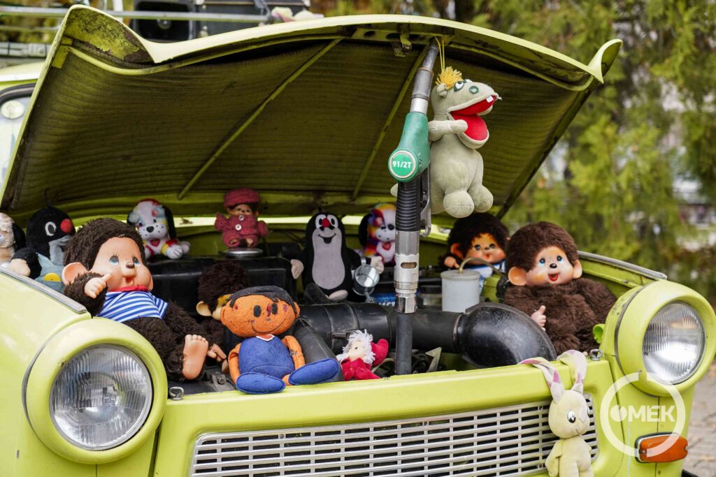 A zöld Trabant számos retro tárgyal volt díszítve.