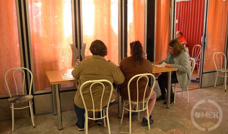 Adatlapot töltenek ki az önkéntes véradók.