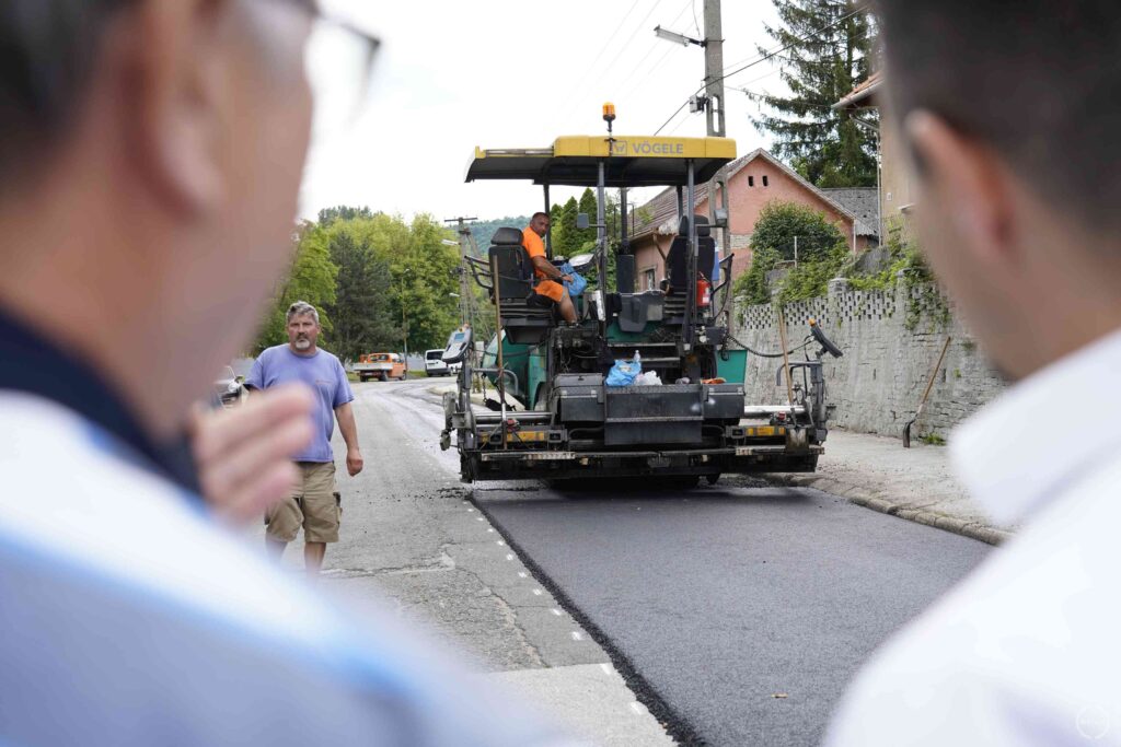 Aszfaltozás az Ady Endre úton.