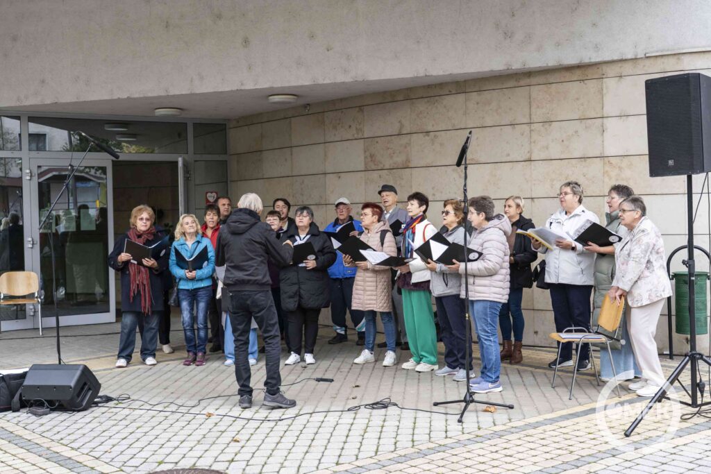Az Ózdi Városi Vegyeskar tartott nyílt próbát a Városház téren.
