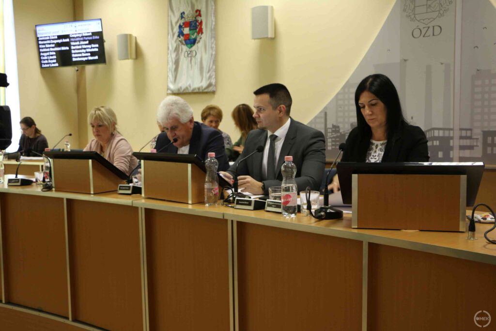 A képviselő-testületi ülés vezetői.