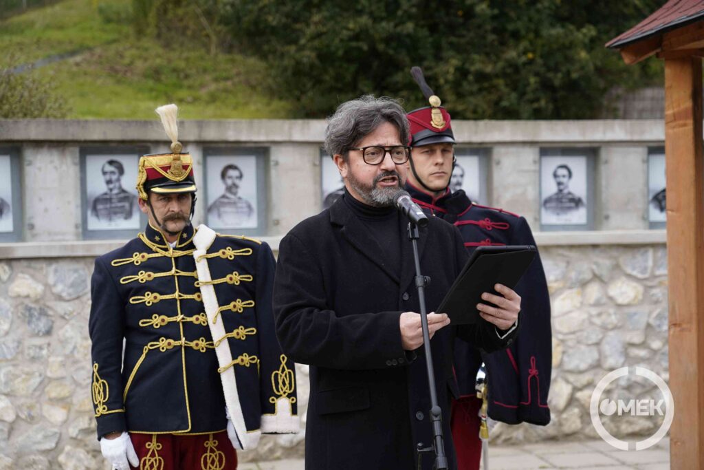 Boros Géza, az Ózdi Erkel Ferenc Alapfokú Művészeti Iskola igazgatója egy népdalcsokrot adott elő.