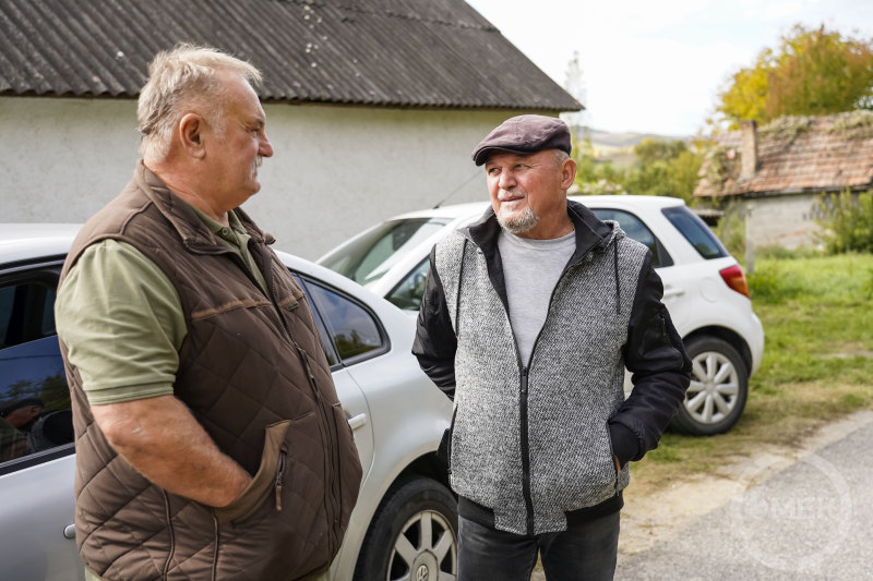 Borosgazdák beszélgetnek.