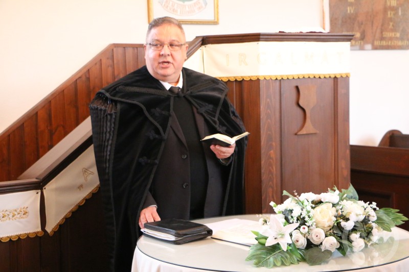 Bundzik Attila lelkipásztor.