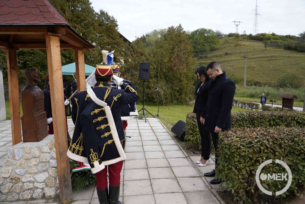 Damjanich János mellszobránál elsőként Ózd Város Önkormányzata nevében Janiczak Dávid polgármester és Marosréti-Zsuponyó Anett alpolgármester hajtott fejet.