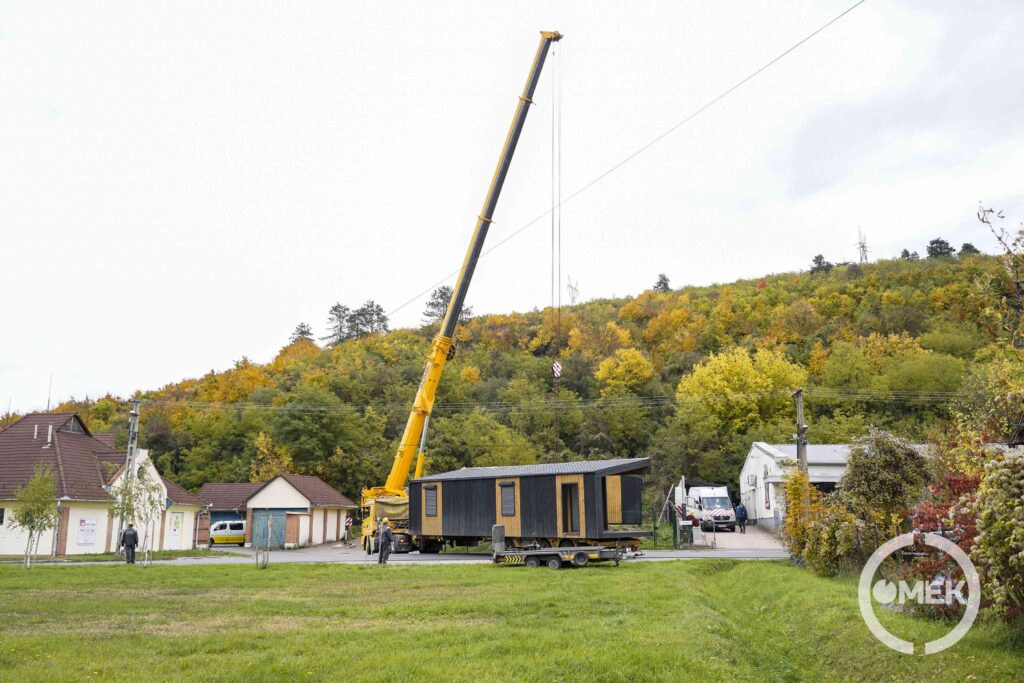 Daru emelte a konténerházat a kamionra.