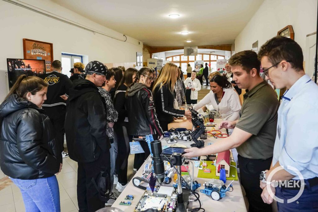 Diákok a kiállításon.