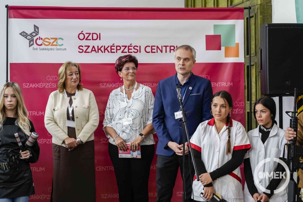 Dr. Alabán Péter az Ózdi SZC Gábor Áron Technikum és Szakképző Iskola igazgatója köszöntötte a diákokat.