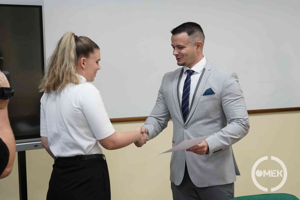 Elismerést vesz át az egyik tanuló a JAG-ban.