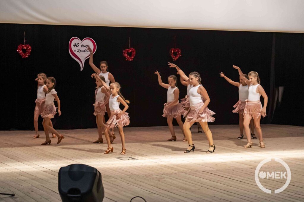Fiatal táncosok is elfoglalták a színpadot.