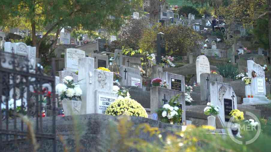 Friss virágok és nemrég meggyújtott mécsesek sorakoznak a sírokon.